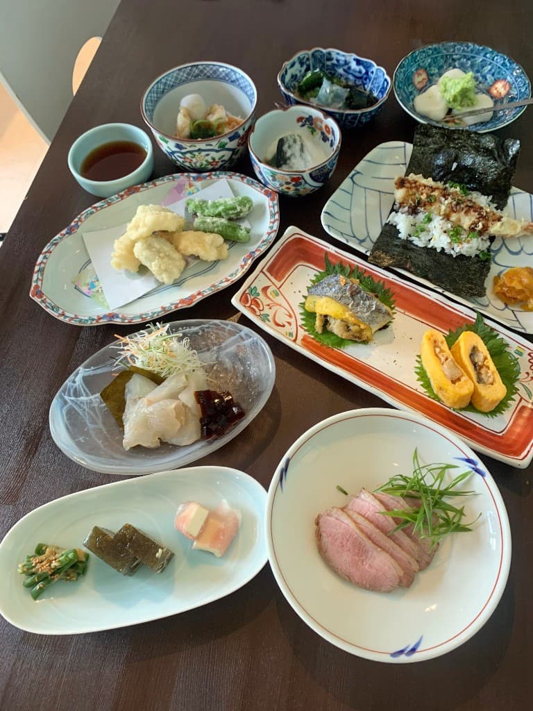 松コースの料理盛り合わせ