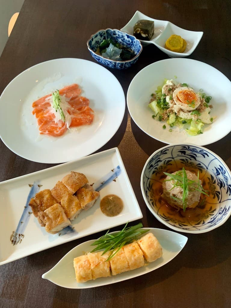 梅コースの料理盛り合わせ