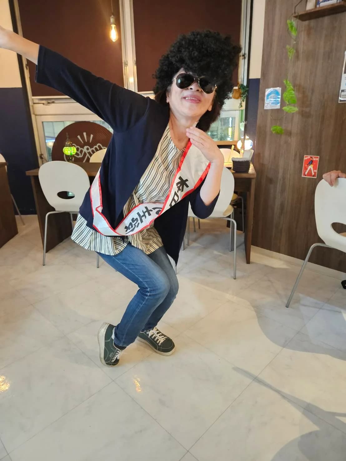 女子会で乾杯を楽しむ友人たち