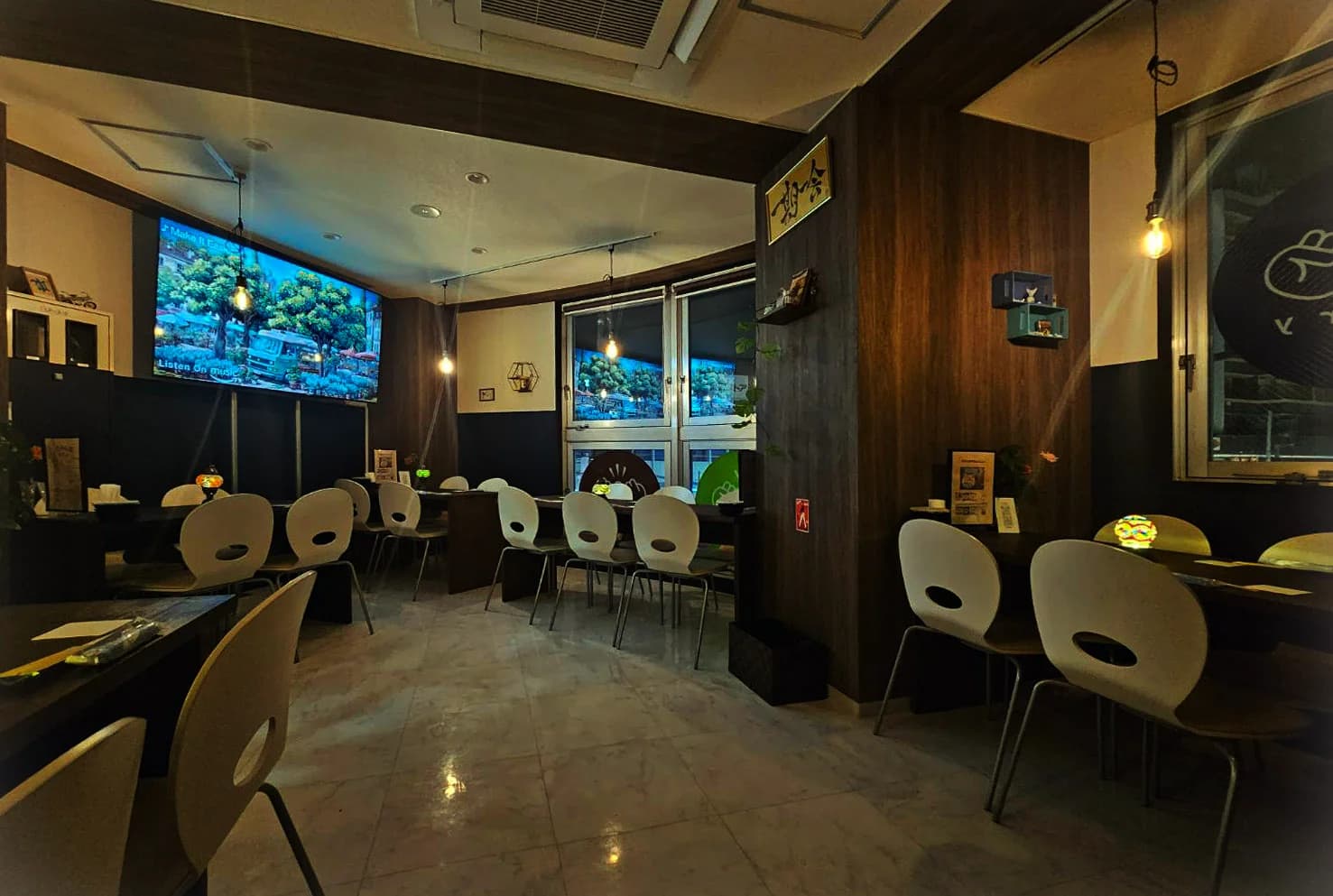 ジャズが流れる Story の店内